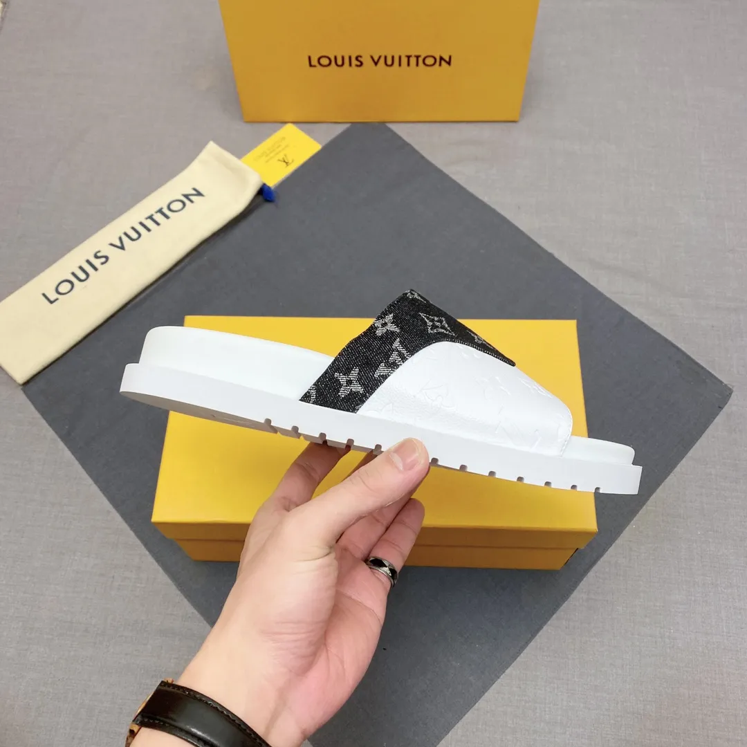 P300 🔍Top purchasing agent LV men's spring and summer slippers counter synchronization. The uppers are made of cowhide fabric imported from Italy, with logo graphics and high-quality craftsmanship. The soles are: original soles specially provided by the original factory. Exclusive molded soles are super comfortable. Original factory follow-up orders. 🔍🔍High quality. You can enter and leave the counter at will. Welcome to compare. Code number 38-45 No. 058